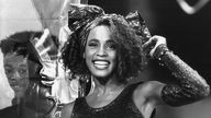 Whitney Houston während des Videodrehs zu "How Will I Know" (1985)