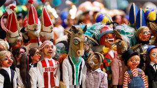 Puppen des Hänneschen Theaters bei der Vorstellung der Wagen des Kölner Rosenmontagszuges 2021