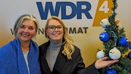 Patricia Kelly mit WDR 4-Moderatorin Heike Knispel im weihnachtlich dekorierten WDR 4-Studio