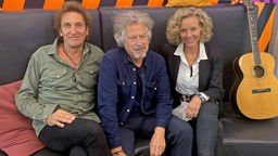 Der Sideman Carl Carlton im WDR 4 Studio auf dem Sofa mit Wolfgang Niedecken und Melanie Wiegmann, 2023