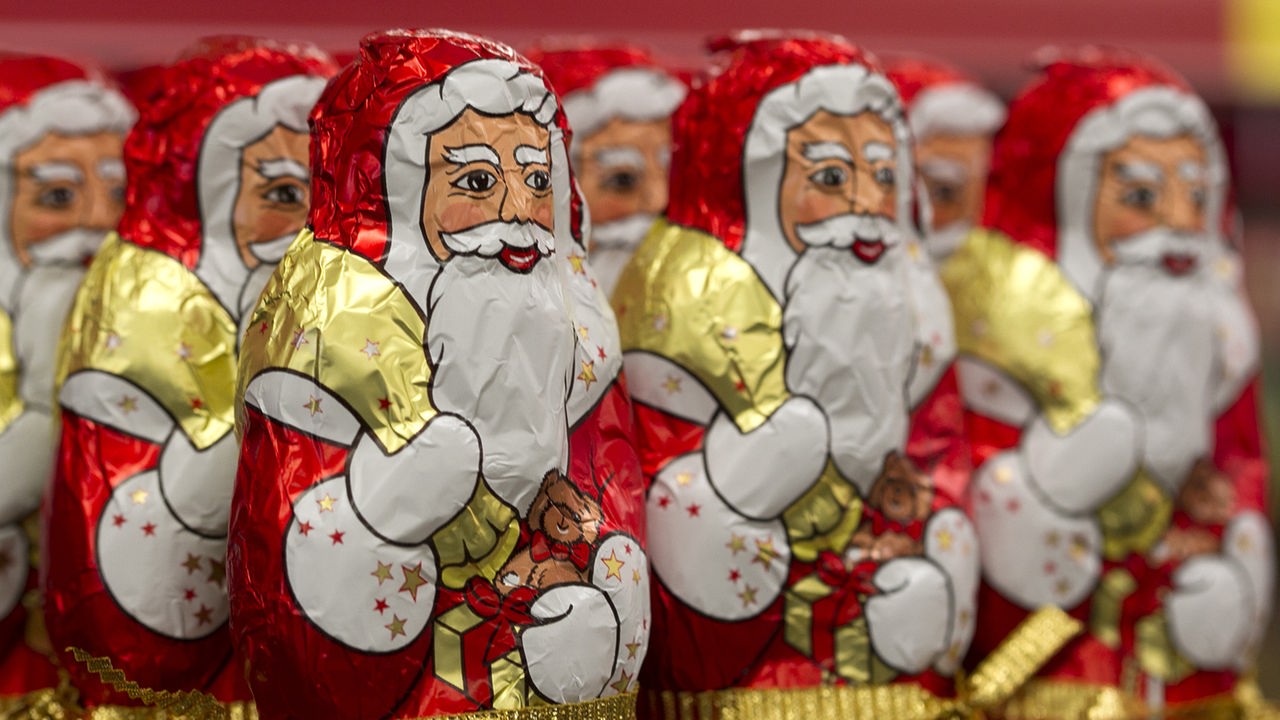 Nikolaus aus Schokolade im Regal eines Supermarktes