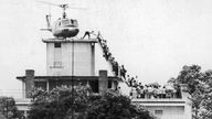 Kurz vor Kriegsende: Hubschrauber nimmt Flüchtende aus Saigon mit