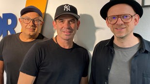 Leadsänger Sascha Pierro mit seinen beiden Bandkollegen Christian Fleps und Dominik Decker