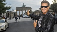 David Hasselhoff vor dem Brandenburger Tor in Berlin