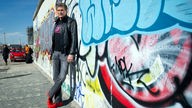Der US-Schauspieler und Sänger David Hasselhoff posiert an der East Side Gallery in Berlin (2014)