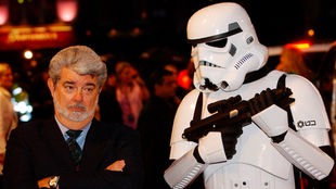 George Lucas steht neben einem Storm Trooper bei der Premiere des Star-Wars-Films "Return of the Sith".