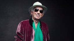 Keith Richards lächelt lässig mit Sonnenbrille in die Kamera (2016)