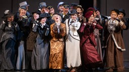 Die Stars des Musicals "Der Mann, der Sherlock Holmes war" stehen in Bielefeld auf der Bühne