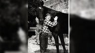 Junge streichelt Pferd in der TV Serie "Fury" von 1958
