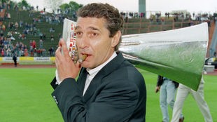 Manager Rudi Assauer (Schalke) mit dem UEFA-Pokal in Gelsenkirchen (22.05.1997)