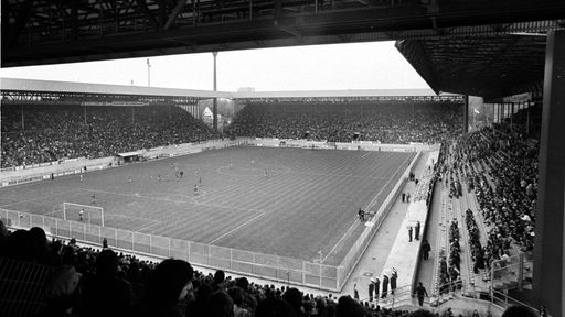 Schwarzweißaufnahme: Vollbesetztes Westfalenstadion am 07.05.1975