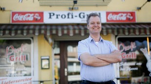 Der Imbissstuben-Besitzer Raimund Ostendorp steht vor seinem "Profi-Grill" im Bochumer Stadtteil Wattenscheid