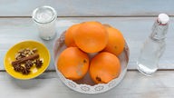Schale mit Bio-Orangen, Zucker und Gewürze