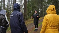 Sportwissenschaftlerin und Yogalehrerin Aliena Rickert beim regnerischen Achtsamkeits-Spaziergang am Hohen Knochen in Schmallenberg-Westfeld