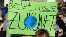 Schüler demonstrieren unter dem Motto 'Fridays for Future' für mehr Klimaschutz 