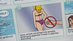 Ein Plakat mit Baderegeln in einem Schwimmbad in München. Das Plakat klärt u.a. darüber auf, dass Frauen weder verbal noch körperlich sexuell belästigt werden dürfen.
