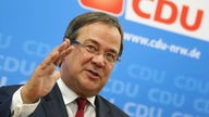 NRW-Ministerpräsident Armin Laschet (CDU) vor CDU-Plakat