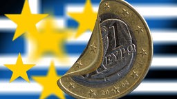 Kaputter griechischer Euro mit Flagge Griechenlands und der EU
