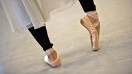 Füße und Beine einer Tänzerin in Pose