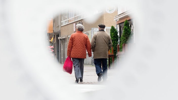 Ein älteres Paar eingefasst mit einem Herzen