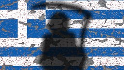 Schatten eines Sensenmanns vor griechischer Flagge 