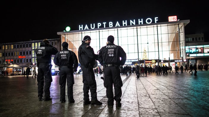 Polizisten stehen vor dem Kölner Hauptbahnhof