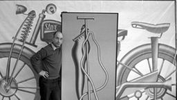 Konrad Klapheck vor seiner Objektkunst 