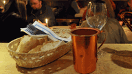 gedeckter Tisch in einem griechischen Lokal
