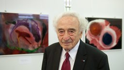 Der Buchautor, Maler und Holocaust-Überlebende Max Mannheimer steht zwischen zwei Bildern bei seiner Ausstellungseröffnung