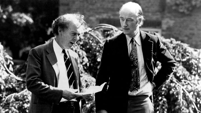 James Watson und Francis Crick gehen im Jahr 1976 spazieren