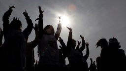 Frauen tanzen während der Protestaktion "One Billion Rising"; Rechte: pa/dpa/Suna