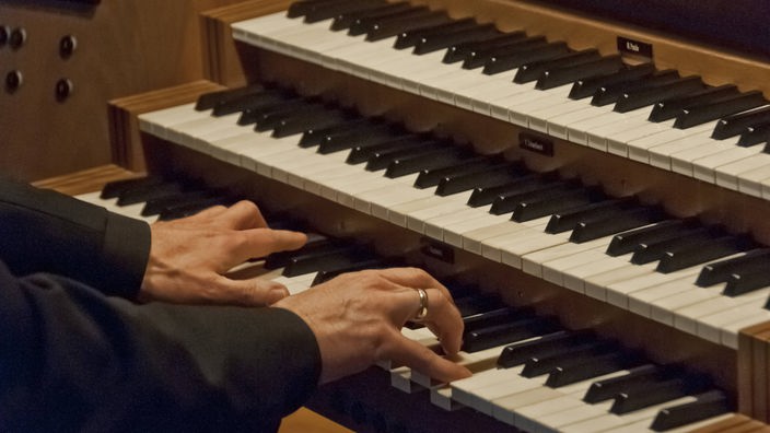 Hande spielen auf einer Orgel