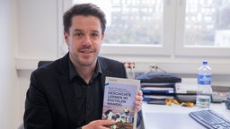 Christoph Pallaske mit seinem Buch "Geschichte lernen im digitalen Wandel"