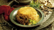 Reis auf einem Teller angerichtet