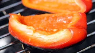 Rote Paprika auf Grill.