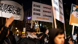 Teilnehmer der Kundgebung "Gaza unter Beschuss - gemeinsam gegen das Unrecht" am 03.11.2023 in Essen. Auf Transparenten wird unter anderem die Einführung des Kalifats gefordert. 