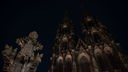 Das Bild zeigt den unbeleuchteten Kölner Dom bei Nacht