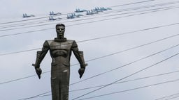 Das Beitragsbild zum Dok5 "Das ausgedachte Imperium" zeigt russische Kampfflugzeuge hinter einen Denkmal von Yury Gagarin am 09.05.2020.