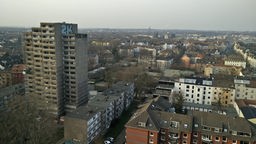 Das Beitragsbild des Dok5 "18 Etagen Abriss - Wie Wohnraum vor die Hunde geht" zeigt das leerstehende achtzehnstöckige Hochhaus in Dortmund.