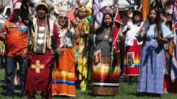 Das Beitragsbild des Dok5 Feature "Die toten Kinder von Kamloops" zeigt ein Pow Wow Treffen der indigenen Bevölkerung in Kamloops.