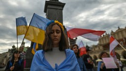 Das Beitragsbild des Dok5 "Ukropolis - von polnisch-ukrainischen Beziehungen" zeigt ukrainische und polnische Friedensdemonstranten in Krakau im Mai 2022.