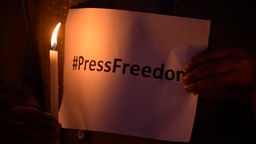 Das Beitragsbild des Dok5 Feature "Killing a Cat - Investigativer Journalismus in Ghana" zeigt ein Schild mit der Aufschrift Press Freedom.