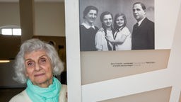 Eva Fahidi:  neben einem Familienbild aus ihrer Kindheit, das sie als zweite von links  zeigt, in der überarbeiteten Dauerausstellung "Buchenwald 1937-1945" in dem ehemaligen Kammergebäude der KZ-Gedenkstätte- nur sie überlebte den Holocaust.