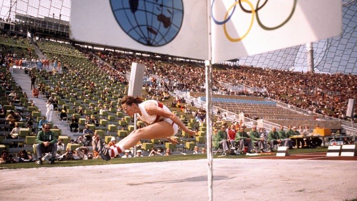 Heide Rosendahl während eines Weitsprungs bei den Olympischen Sommerspielen in München 1972.