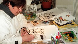 Lona Rietschel in der Arbeit am Zeichentisch (Aufnahme von 1996).