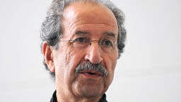 Der syrisch-deutsche Schriftsteller Rafik Schami, Portraitaufnahme.