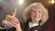 Filmemacherin Ulrike Ottinger hält den Special Teddy Award in den Händen