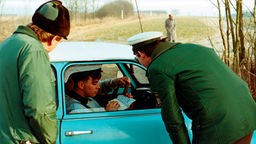 Symbolbild: Paßkontrolle durch die Grenzpolizei an der Grenze zwischen BRD und DDR.
