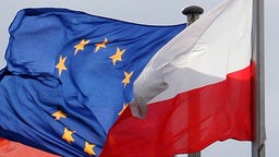 Die Fahnen der Europäischen Union (EU) und von Polen wehen am deutsch-polnischen Grenzübergang, 02.03.2007.