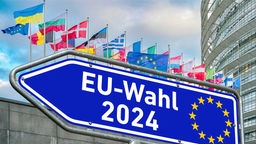 Wegweiser mit Aufschrift "EU-Wahl 2024" und 12 fünfzackigen, gelben Sternen auf der EU-Flagge vor dem  EU-Parlament in Strassburg, 21.02.2024.